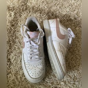 Nike women 7 sneakers pink and white